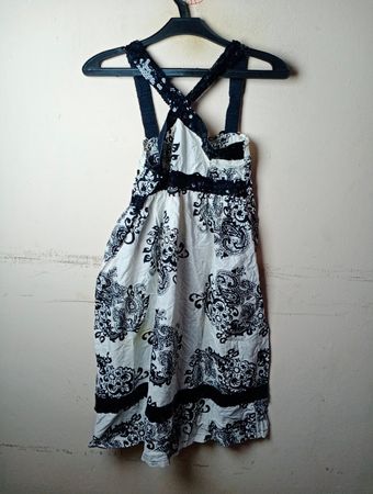 Weißes und schwarzes Paisley-Sommerkleid mit Pailletten-Trägern