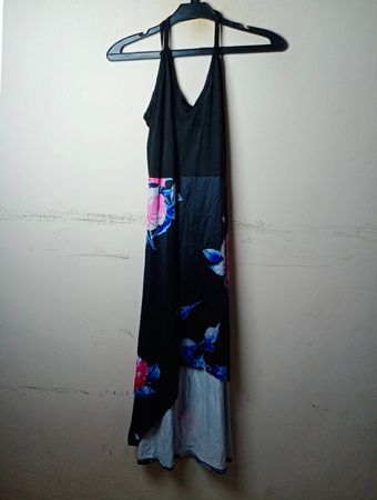 Schwarzes Maxikleid mit Blumenmuster