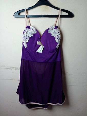 Lila Babydoll mit Spitzenbesatz und Schleifendetail