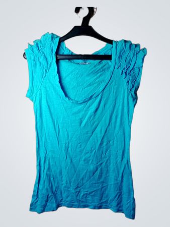 Blaues T‑Shirt mit gerafften Trompetenärmeln