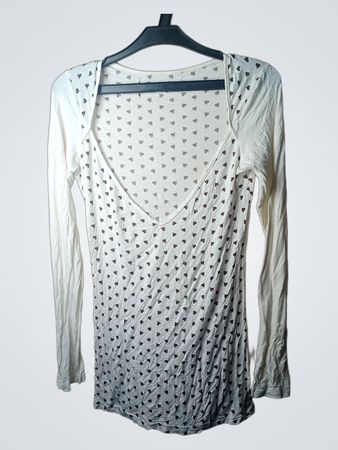 Weißes Langarmshirt mit Herzmuster