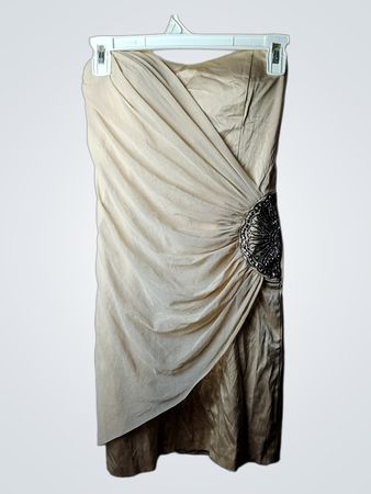 Vier Geschmack trägerloses gerafftes verziertes Kleid