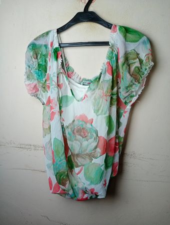 Bluse mit Blumenmuster und Carmenausschnitt