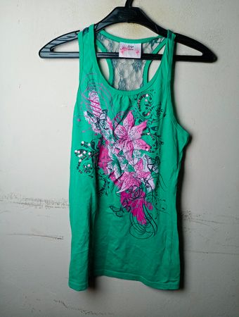 Grünes Tanktop mit Blumenmuster und Spitzeneinsatz am Rücken
