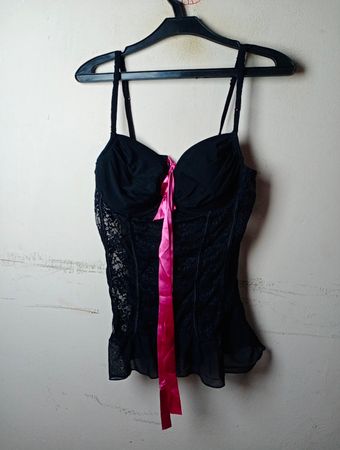 Schwarzer Korsett mit rosa Band