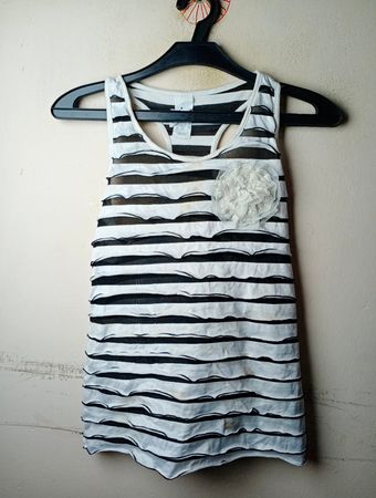Gestreiftes Tanktop mit floralem Akzent
