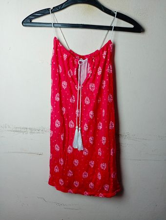 Rotes Camisole mit weißem Blumenmuster und Quasten-Detail