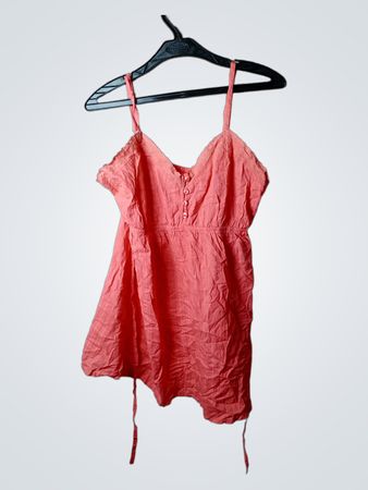 Korallfarbene Camisole mit Spitzenbesatz
