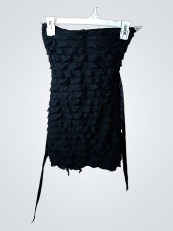 Schwarzes trägerloses Kleid mit Rüschen und Bindegürtel