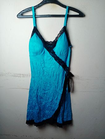 Vestido tipo camisola com acabamento em renda azul