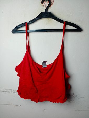 Rotes Trägertop mit Rüschensaum