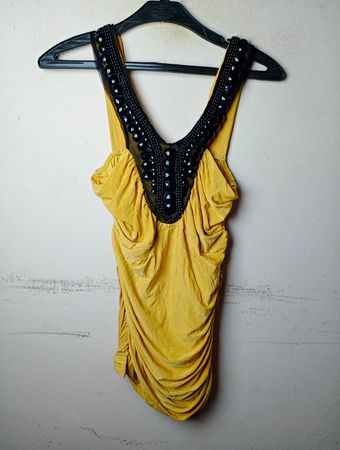 Gelbes gerafftes Kleid mit verziertem Ausschnitt