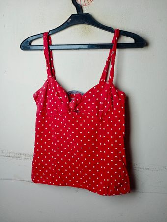 Rotes, gepunktetes Camisole-Top