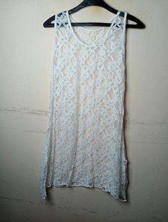 Weißes Spitzenkleid ohne Ärmel