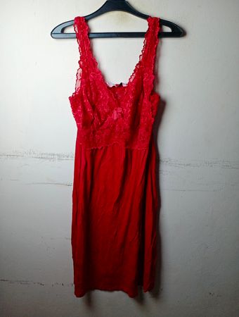 Rotes Negligee-Kleid mit Spitzensaum