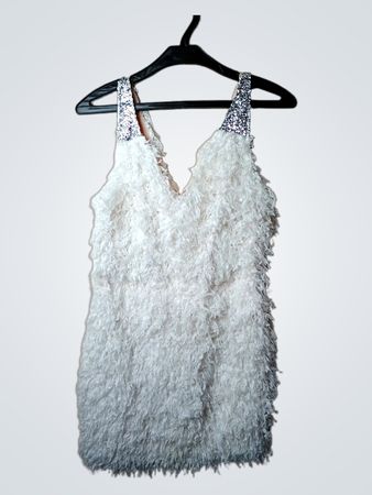 Weißes Minikleid aus Kunstpelz mit glitzernden Trägern