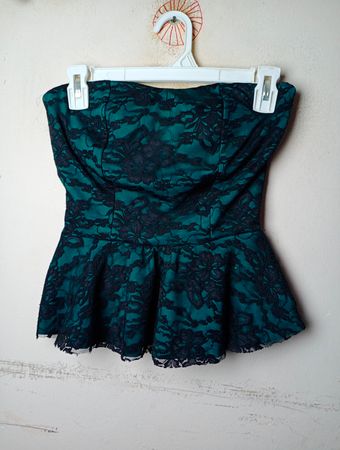 Grünes und schwarzes Spitzen-Peplum-Trägerloses Top