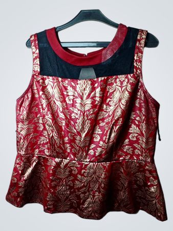 Melrose rotes und goldenes Brokat-Peplum-Top mit schwarzem Mesh-Einsatz
