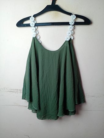 Grünes Tanktop mit floralen Trägern
