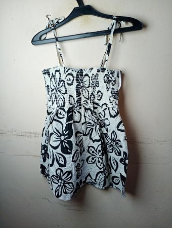 X-Mail Oberteil mit schwarzem und weißem Blumenmuster und Smokdetails