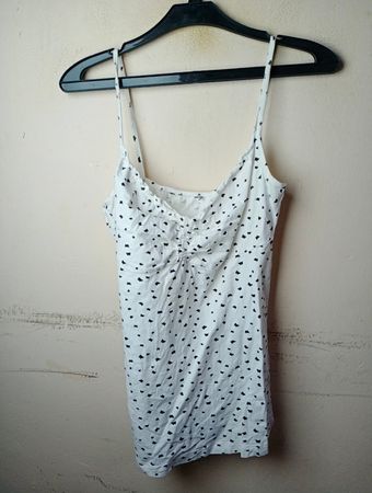 Weiße Spaghettiträger-Camisole mit schwarzem Herzmuster