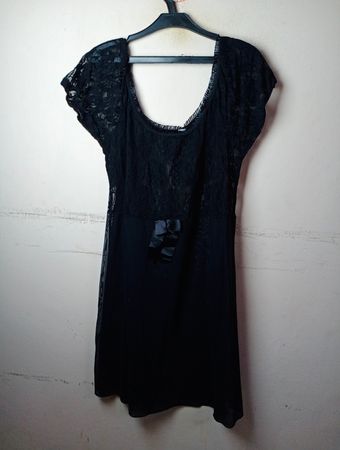 Schwarzes Spitzenkleid mit Schleifendetail