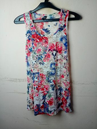 Spitzen-Top mit Blumenmuster und Zahlen