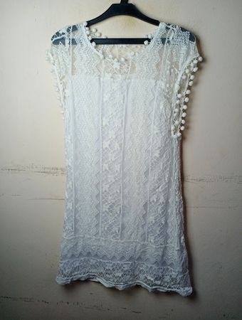 Weißes Spitzenkleid mit Pompon-Besatz