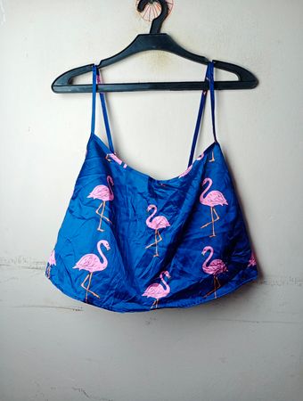 Blaues Tanktop mit pinkem Flamingo-Print