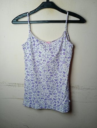 Weiße Camisole mit lila Blumenmuster