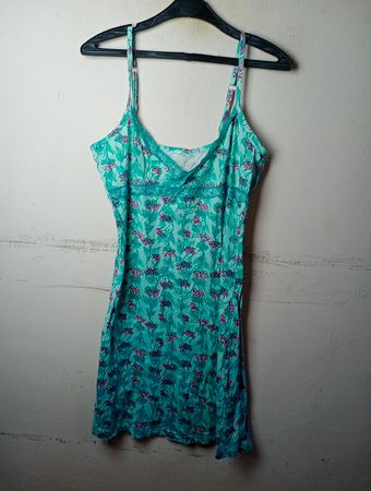 Grünes, geblümtes Slipkleid