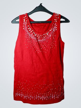 Rotes Tanktop mit Verzierungen