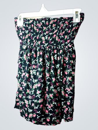 Schwarzes, schulterfreies, gestuftes Kleid mit Blumenmuster