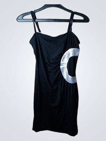Schwarzes Kleid mit silbernen Paillettenakzenten
