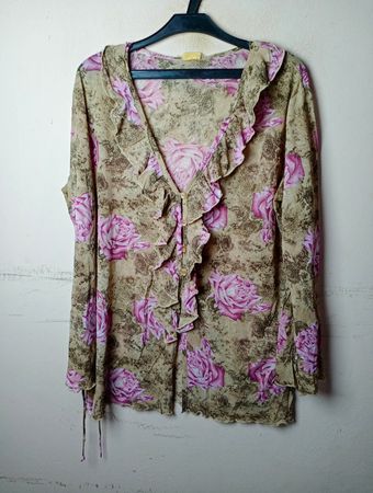 Damenbluse mit Blumenmuster und Rüschen