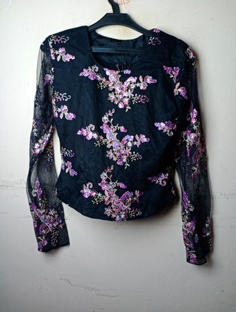 Schwarze bestickte transparente Bluse mit langen Ärmeln