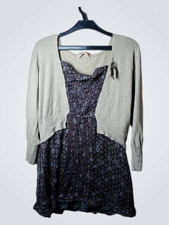Hellgrauer Cardigan mit Kleid mit Blumenmuster