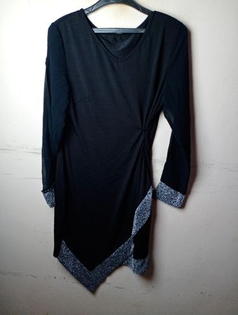 Schwarzes Kleid mit funkelnder Einfassung