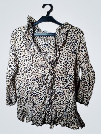 Damenbluse mit Leopardenmuster und Rüschendetails