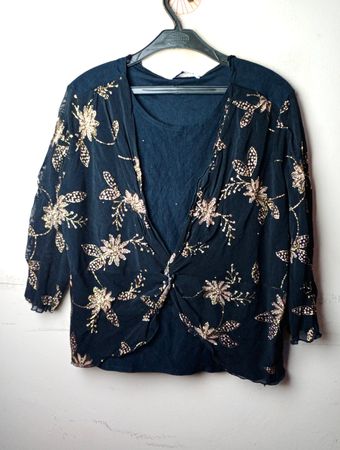 Schwarzes besticktes Oberteil mit blauem Unterhemd