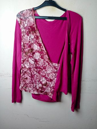 Rosa langärmliges Oberteil mit floraler Print-Überlagerung