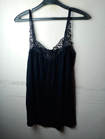 Spitzenbesetztes Camisole mit schwarzer Spitze