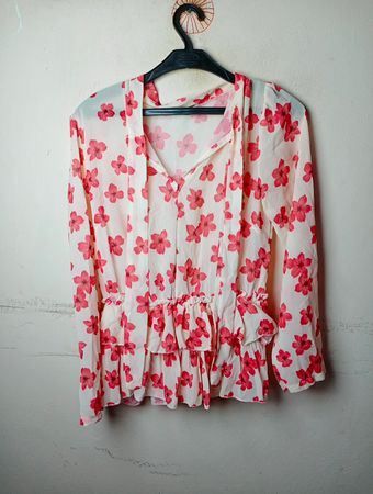 Neue Kollektion Italien Blusen mit Blumenmuster und Rüschen