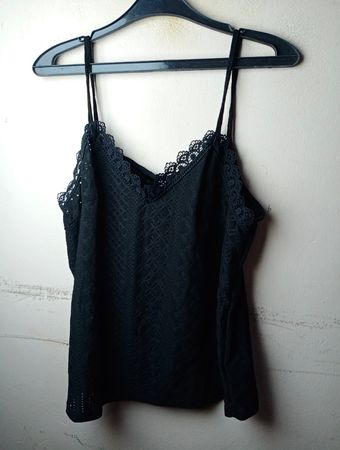Schwarzes Trägershirt mit Spitzenbesatz