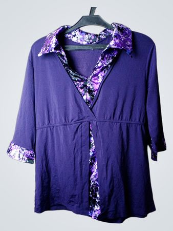 Lila Oberteil mit Blumenmuster-Kragen und -Manschetten