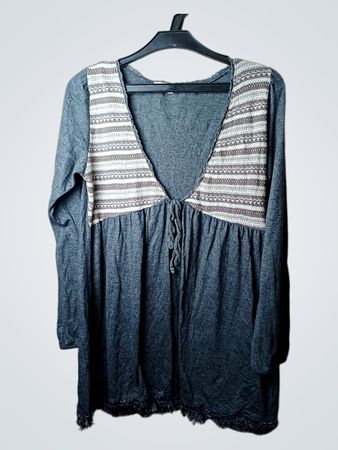 Süßes blondes graues Langarmkleid mit gemustertem Einsatz am Halsausschnitt
