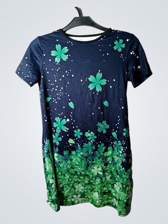 Marineblaues T-Shirt mit grünem Blumenmuster