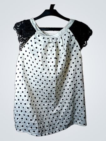 Weißes Top mit schwarzen Polka-Dots und schwarzen Spitzärmeln