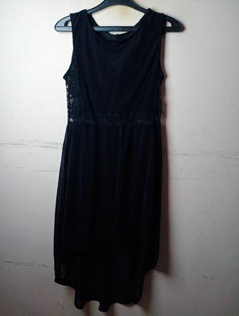 Schwarzes ärmelloses Kleid mit Spitze-Detail