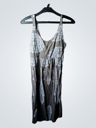 Braunes Kleid mit weißem Muster